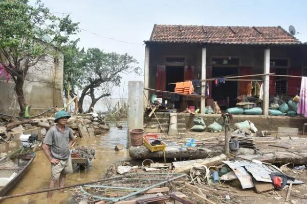 Rác tràn ngập sau trận lũ lịch sử tại Quảng Bình