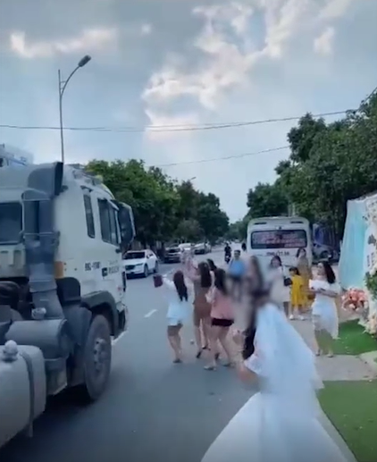 Tranh cãi việc cô dâu tung hoa cưới giữa đường khiến bạn suýt bị container tông