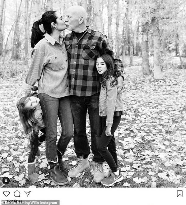 Hình ảnh hạnh phúc của ngôi sao U70 Bruce Willis bên vợ trẻ và hai con nhỏ