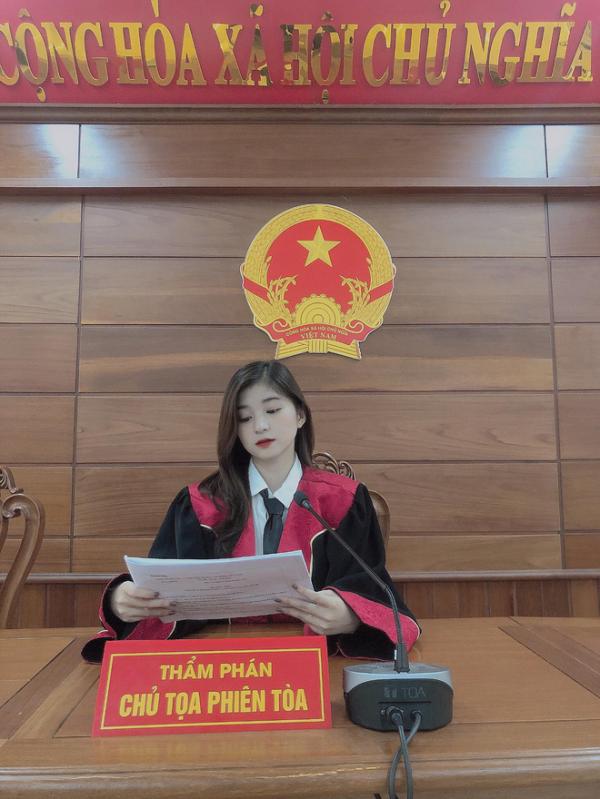 Nữ sinh 22 tuổi ngồi ghế Thẩm phán Chủ toạ gây thương nhớ vì thần thái quá xuất sắc