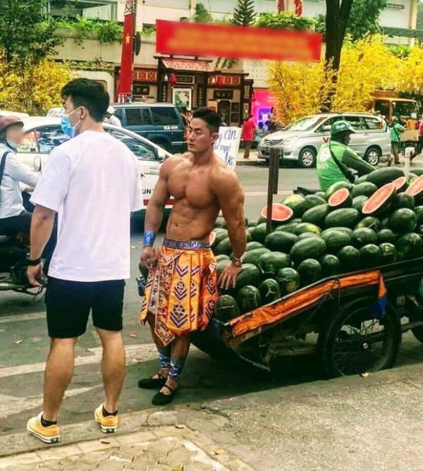 Xôn xao thanh niên bán nud‌ּe khoe body 6 múi đứng bán dưa ở Sài Gòn