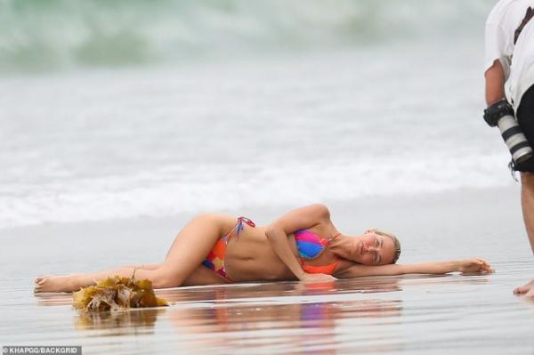 Vợ “sao” phim Avatar diện áo tắm tạo dáng quyến rũ trên biển