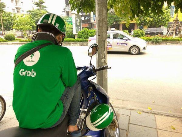 Thanh niên chạy xe ôm nuôi bạn gái ăn học 4 năm vẫn bị chia tay