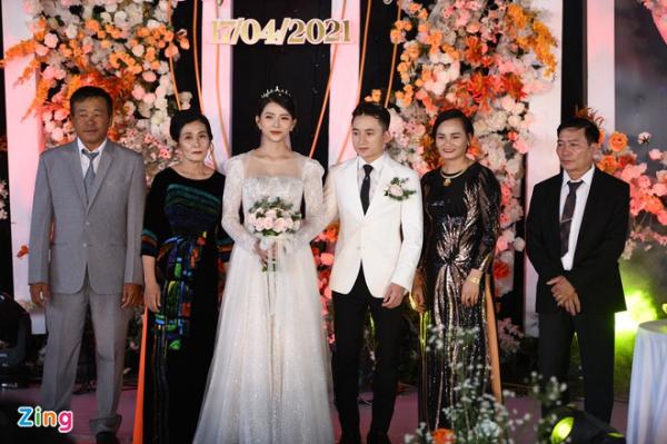 Vợ Phan Mạnh Quỳnh mặc váy cưới 87,5 triệu đồng