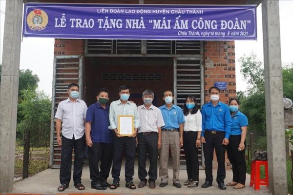 Tây Ninh: Trao tặng nhà “Mái ấm công đoàn” cho đoàn viên khó khăn về nhà ở