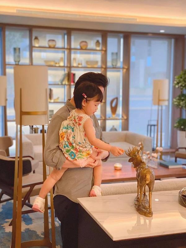Con gái Hoa hậu Đặng Thu Thảo cẩn thận rửa tay đảm bảo an toàn sức khoẻ giữa mùa dịch, hành động đáng yêu nhìn là phát mê!