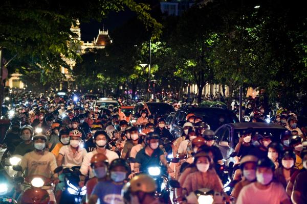 Nhiều người hóa trang kinh dị trên phố đi bộ Nguyễn Huệ