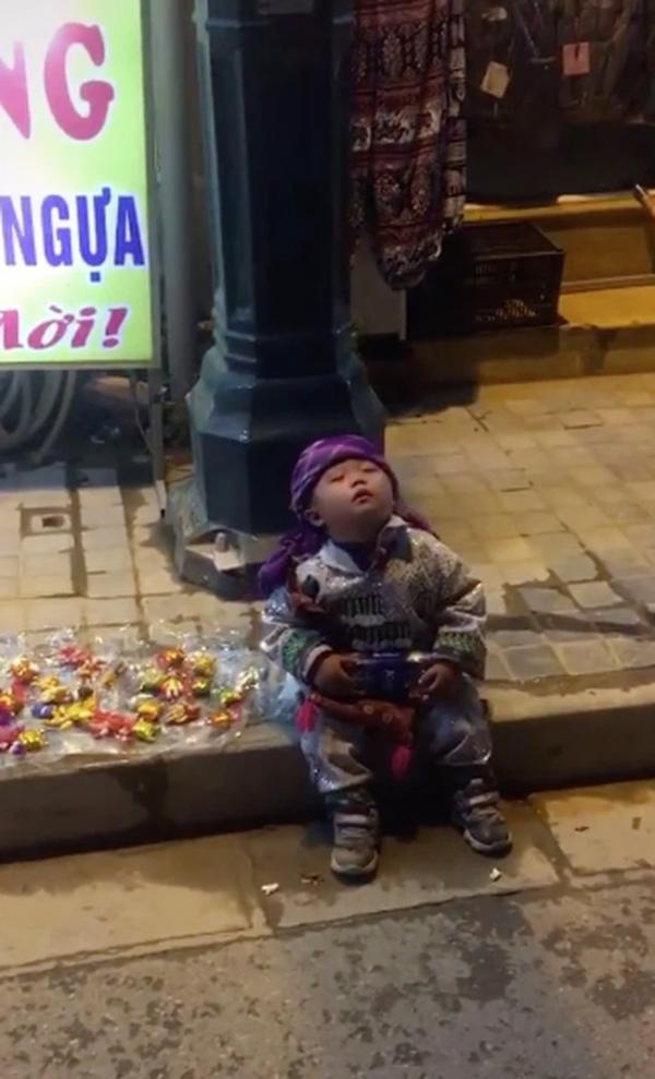 Giấc ngủ chập chờn của em bé bán hàng rong trên chặng đường mưu sinh khiến nhiều người rơi nước mắt