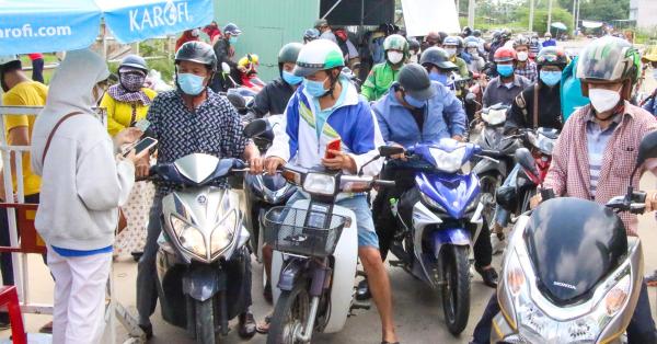 Đà Nẵng: Ùn ứ ở cửa ngõ vì người dân lúng túng khai báo y tế