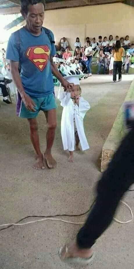 Hình ảnh ông bố “Superman” đi chân đất đến dự lễ tốt nghiệp mầm non của con gái khiến nhiều người cay mắt