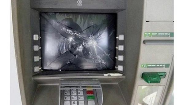 Phá trụ ATM vì máy nuốt thẻ