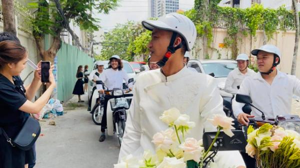 Đám cưới Mạc Văn Khoa: Rước dâu bằng xe máy, cô dâu đeo vàng nặng trĩu nhưng “thế lực nhí” này mới là spotlight!
