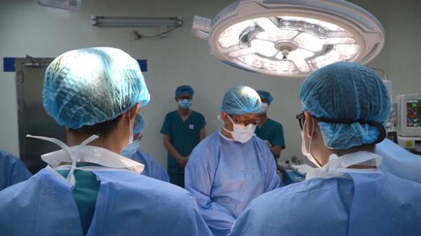 Các bác sĩ mặc niệm tiễn biệt nam sinh viên hiến tạng cứu 4 người