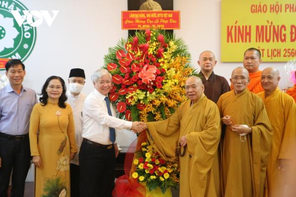 Chủ tịch Ủy ban Trung ương MTTQ Việt Nam thăm, chúc mừng các cơ sở Phật giáo phía Nam