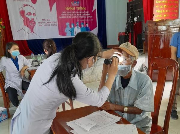 Kon Tum: Khám bệnh, cấp phát thuốc miễn phí cho hàng trăm người dân và học sinh