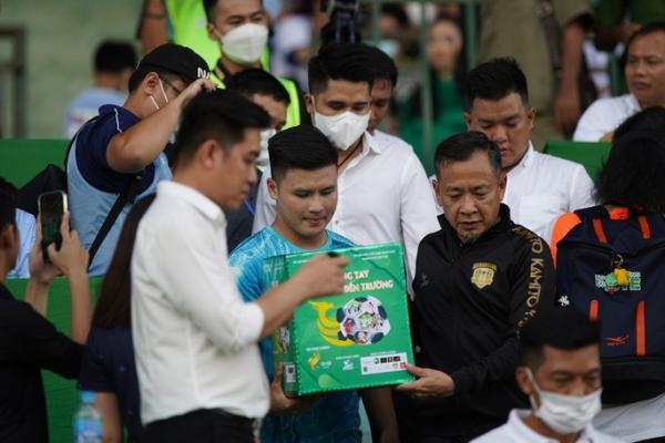 Náo động sân Cần Thơ, Quang Hải và Hoài Linh quyên góp gần 1 tỉ đồng giúp trẻ em mồ côi