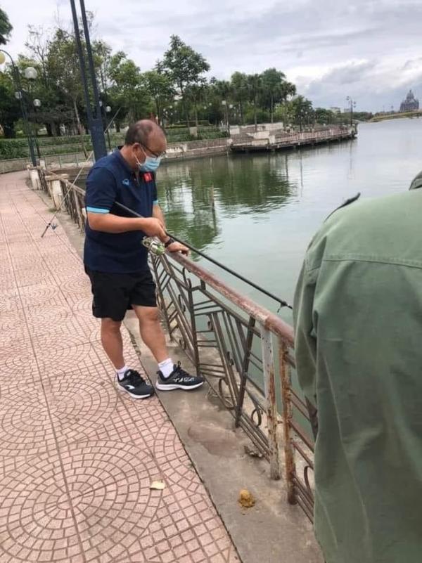 Thầy Park đi câu cá, mưu tính chuyện “đại sự” cho U23 Việt Nam