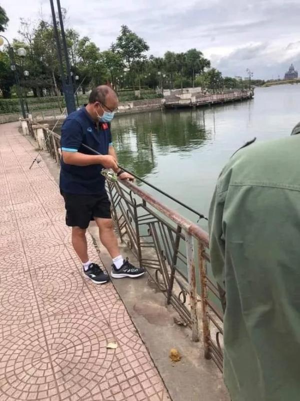 U23 Việt Nam thi đấu trầy trật, HLV Park Hang-seo đi câu cá... “ủ mưu”