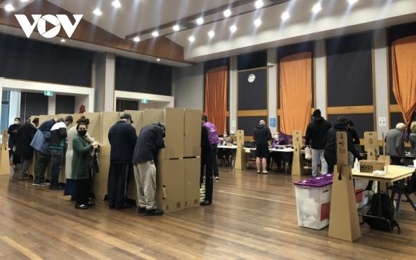 Hai đảng lớn nhất Australia tung những “lá bài” cuối cùng để thuyết phục cử tri