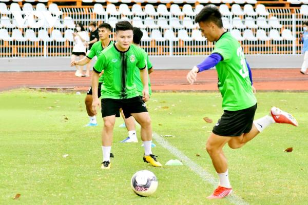 Quang Hải “tiếp lửa” cho bạn trẻ yêu bóng đá trên đất Tây Đô