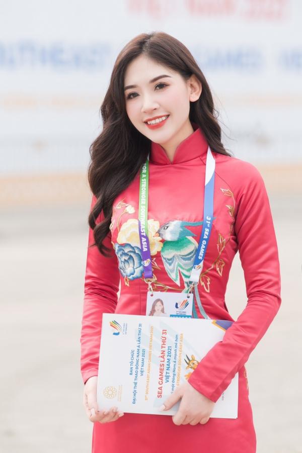 Nhan sắc xinh đẹp đời thường đầy mê hoặc của nữ MC dẫn Lễ thượng cờ SEA Games 31