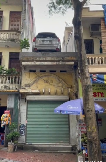 Chàng trai thắc mắc ngôi nhà kỳ lạ ở Hà Nội đậu ô tô trên nóc nhà, dân mạng vào giải thích ngon ơ