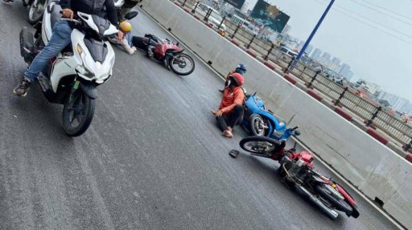 Dầu nhớt đổ trên cầu Sài Gòn, xe máy trượt ngã hàng loạt