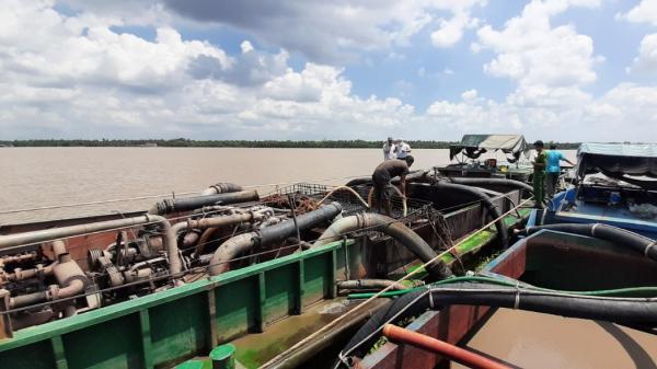 Tiền Giang: Bắt giữ 2 sà lan 500 tấn khai thác cát trái phép trên sông Tiền