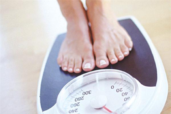 Lý do nào khiến người thấp khó giảm cân hơn người cao?