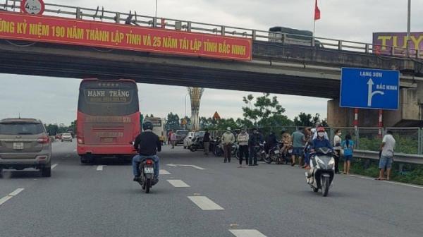 Lập “bến xe lưu động” dềnh dang đón trả khách trên cao tốc Hà Nội-Bắc Giang