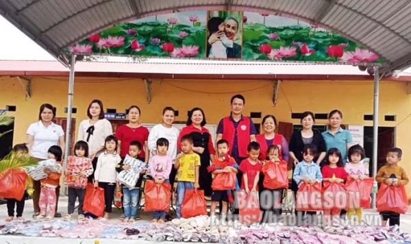 Tổ chức gian hàng “0 đồng” cấp phát 3,5 tấn quần áo cho người dân xã Chiến Thắng, huyện Chi Lăng