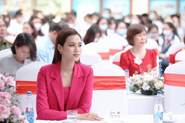 Hoa hậu Đỗ Thị Hà nói về áp lực khi bị so sánh với bạn học thời cấp 2