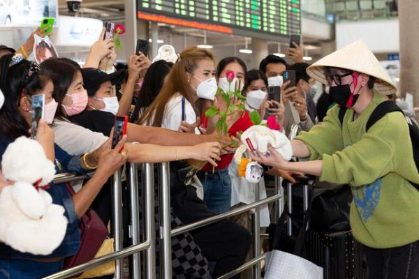 Quang Hùng MasterD được chào đón khi đến sân bay ở Bangkok, tặng nón lá cho fan quốc tế
