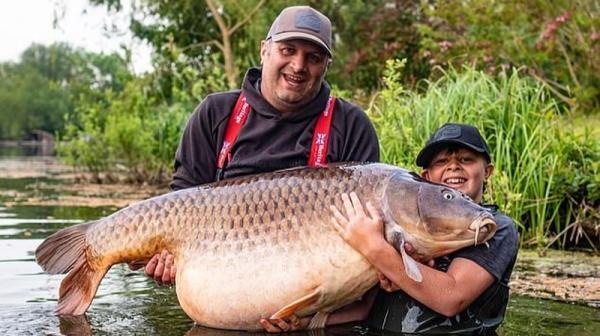 Cậu bé 11 tuổi lập kỷ lục thế giới nhờ câu con cá chép nặng 43,5kg