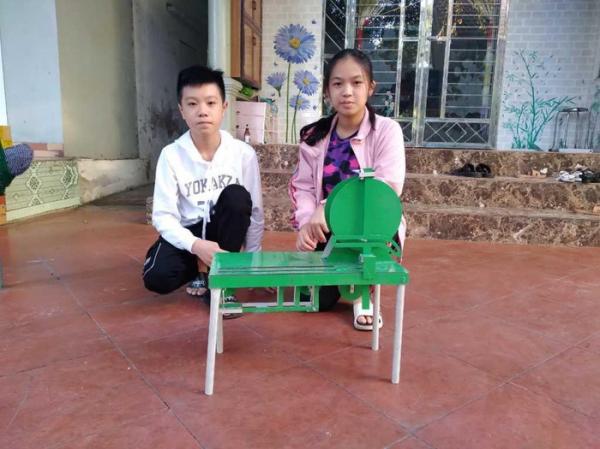 Độc đáo sáng kiến chế tạo máy đục và xâu vỏ hàu của học sinh Quảng Ninh