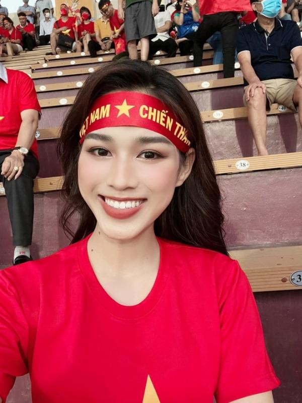 Mỹ nhân Thanh Hóa khiến fan nam “mất tập trung” trong đêm bán kết U23 Việt Nam - U23 Malaysia