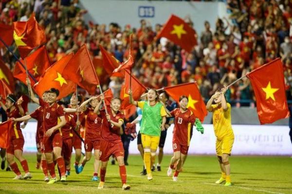 Sao Việt rơi nước mắt trước chiến thắng của đội tuyển nữ Việt Nam
