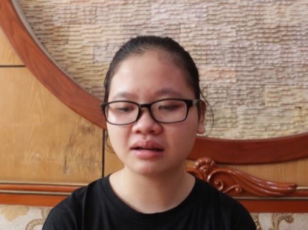 Mẹ bị lũ cuốn và bố bê tha, xót bé gái Mông gùi em đi học 11 năm trước: Giờ du học, quá giỏi