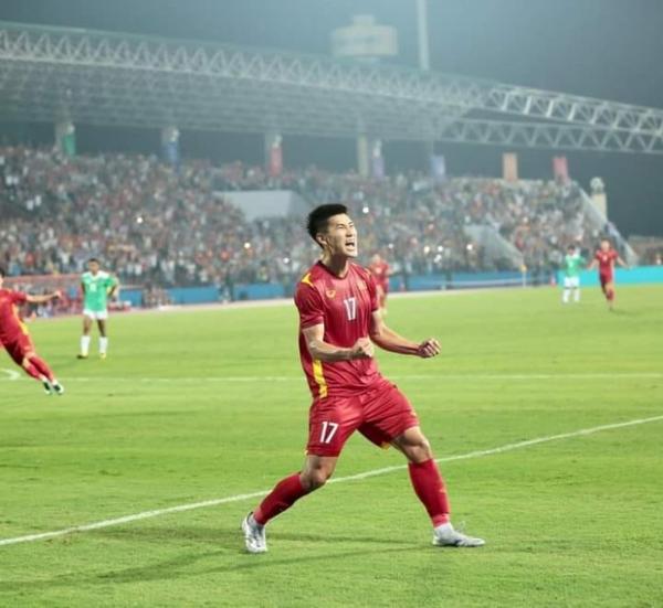 Nhâm Mạnh Dũng ghi bàn giúp U23 Việt Nam giành HCV SEA Games 31: Cao 1m81, trên sân dũng mãnh ngoài đời đẹp trai!