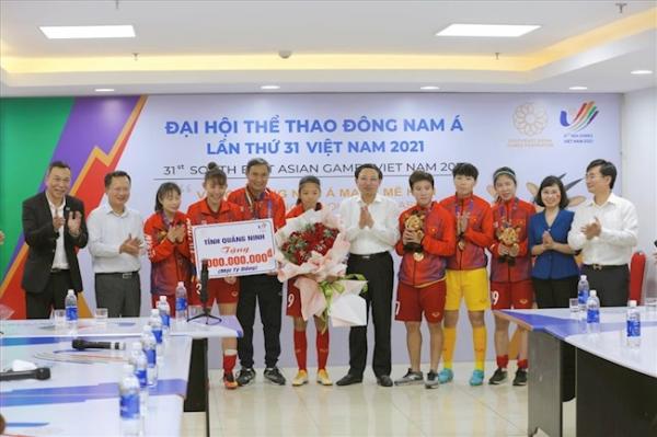 Tuyển nữ Việt Nam nhận 6,7 tỷ đồng tiền thưởng sau tấm HCV SEA Games 31