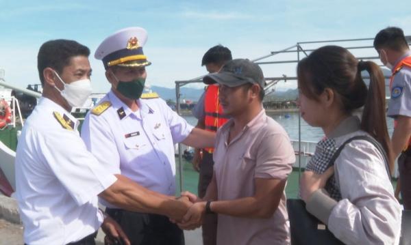Khánh Hòa: Đưa ngư dân người Quảng Nam bị bệnh về bờ điều trị