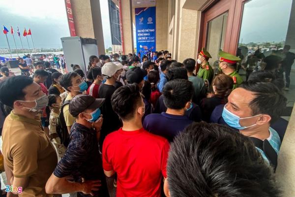 CĐV Bắc Giang chờ hàng giờ để vào xem tuyển cầu lông Việt Nam