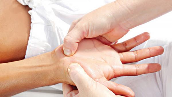 Xoa bóp các đường huyệt tay giúp phòng bệnh