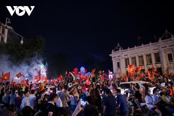 Người dân Thủ đô đi “bão” xuyên đêm ăn mừng chiến thắng của U23 Việt Nam