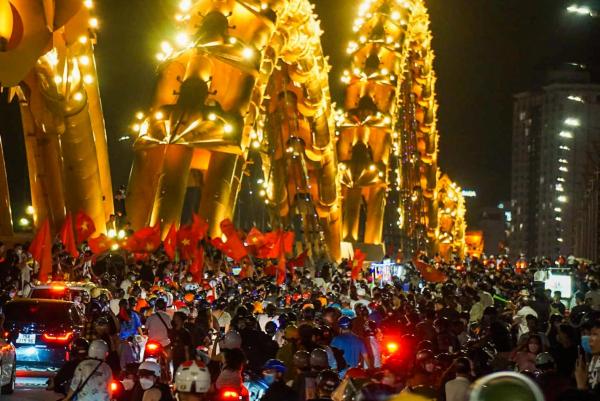 Đà Nẵng: Đi ‘bão’ xuyên đêm mừng U23 Việt Nam, cầu Rồng kẹt cứng