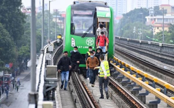Tàu Cát Linh đột ngột dừng do trời mưa: Metro Hà Nội nói “chuyện bình thường”