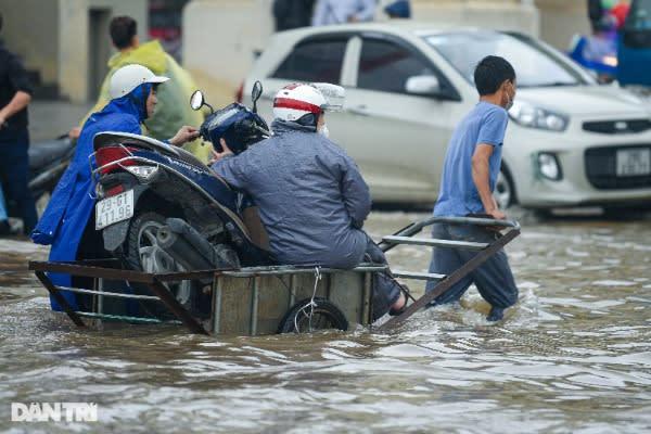 Hà Nội “phố cũng như sông”, dịch vụ chở người bằng xe bò kiếm bộn tiền