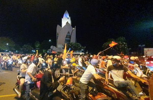 Hàng nghìn cổ động viên TP Nha Trang ra đường mừng chiến thắng