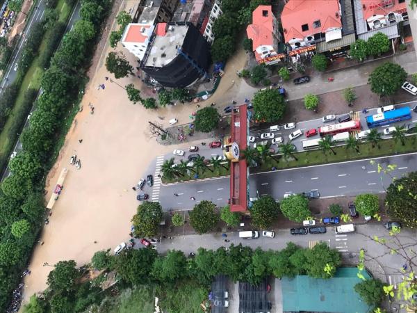 Nhiều tuyến đường ở Hà Nội ngập sâu, xe cộ chết máy gây ùn tắc kéo dài