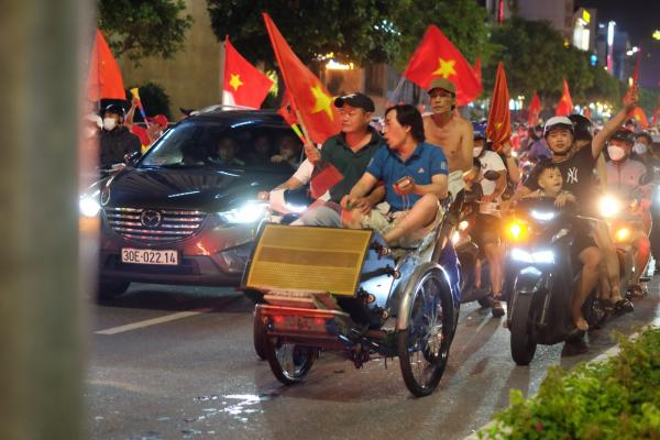 Muôn kiểu mừng U23 Việt Nam vô địch SEA Games 31 có ‘1-0-2’ của người dân Đà Nẵng